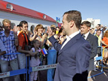 "Надеюсь, тяжелое положение для Сибири закончится в ближайшие две-три недели", - сказал Медведев на встрече с работниками железнодорожного транспорта