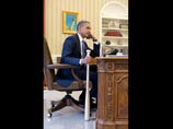 Турецкие политики возмутились фотографией, на которой президент США разговаривает по телефону с премьером страны Реджепом Тайипом Эрдоганом, держа в руке бейсбольную биту Турецкие политики возмутились фотографией, на которой президент США разговаривает по телефону с премьером страны Реджепом Тайипом Эрдоганом, держа в руке бейсбольную биту