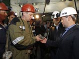 В старейшей шахте региона "Комсомольск" Медведев встретился с шахтерами, а затем спустился в угольную шахту "Листвяжная" в городе Ленинск-Кузнецкий