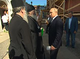 В итоге президент не дал священнослужителю как следует облобызать протянутую Путиным ладонь для рукопожатия, мгновенно отдернув ее и, судя по выражению лица, пробормотав что-то сердитое В итоге президент не дал священнослужителю как следует облобызать протянутую Путиным ладонь для рукопожатия, мгновенно отдернув ее и, судя по выражению лица, пробормотав что-то сердитое