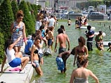 Летом 2011 года из-за стоявшей жары жители и гости Парижа позволяли себе ходить по городу в купальных костюмах