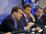 Медведев считает, что в РФ надо наладить производство региональных самолетов, а аэропорты объединить