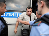 Не обошлось и без задержаний. Оппозиционер Михаил Кригер раздавал листовки в поддержку панк-группы Pussy Riot и скандировал лозунги Не обошлось и без задержаний. Оппозиционер Михаил Кригер раздавал листовки в поддержку панк-группы Pussy Riot и скандировал лозунги