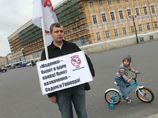 На Дворцовой площади прошла серия одиночных пикетов, направленных против певицы Мадонны На Дворцовой площади прошла серия одиночных пикетов, направленных против певицы Мадонны