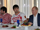 Прежде чем приступить к непосредственному общению, В.Путин попросил у главного тренера мужской команды разрешить спортсменам "пригубить по глоточку"