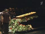 Друзья, коллеги и зрители пять часов прощались с Петром Фоменко Друзья, коллеги и зрители пять часов прощались с Петром Фоменко