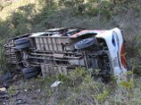 В Перу автобус свалился в ущелье: трое погибли, 13 ранены В Перу автобус свалился в ущелье: трое погибли, 13 ранены
