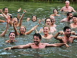  рамках "Фестиваля дикой природы" в Оксфордшире несколько десятков человек приняли участие в показательной акции - массовом голом купании в холодных предосенних водах местного озера