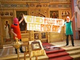 Активисты в Вене в поддержку Pussy Riot забрались на амвон православного храма Активисты в Вене в поддержку Pussy Riot забрались на амвон православного храма