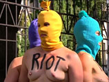 У посольства РФ в Хельсинки полуголые женщины устроили акцию в защиту Pussy Riot