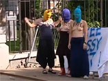 У посольства РФ в Хельсинки полуголые женщины устроили акцию в защиту Pussy Riot 