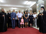 Болгарский премьер Бойко Борисов (на фото - в центре с ребенком) заверил, что финансирование строительства православных храмов в стране будет продолжено
