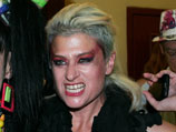 Известная канадская певица и продюсер Меррилл Бет Нискер, больше известная как исполнительница в стиле электроклэш Peaches, записала вместе с Simonne Jones клип в поддержку панк-активисток Pussy Riot