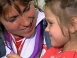 Польская серфингистка София Носети-Клепака, завоевавшая бронзу Олимпиады-2012 в соревнованиях по виндсерфингу, выставила на аукцион свою награду, чтобы собрать деньги на лечение тяжелобольной пятилетней соседки