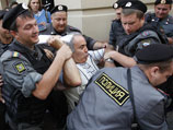 Оппозиционер Гарри Каспаров при задержании его в пятницу возле здания Хамовнического суда Москвы укусил полицейского