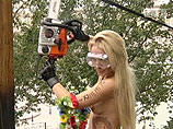 Как сообщалось, 17 августа утром активистка движения Femen спилила бензопилой и повалила поклонный крест в центре Киева недалеко от Международного центра культуры и искусств (Октябрьский дворец)