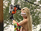 Как сообщалось, 17 августа утром активистка движения Femen спилила бензопилой и повалила поклонный крест в центре Киева недалеко от Международного центра культуры и искусств (Октябрьский дворец) Как сообщалось, 17 августа утром активистка движения Femen спилила бензопилой и повалила поклонный крест в центре Киева недалеко от Международного центра культуры и искусств (Октябрьский дворец)