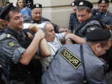 Каспаров готовит иски к задержавшим его полицейским
