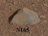 Целью Curiosity стал небольшой - размером с кулак - камень, названный "Коронация" (ранее назывался N165), который находился на поверхности в 2,5 метрах от него