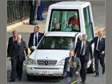 "Папамобиль" уже отправлен в Бейрут и готов к приезду Папы, сообщил журналистам глава пресс-службы Святого Престола священник Федерико Лобмбарди
