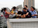 ФОТО с края пропасти: китаянку, убившую племянника, в последний момент спасли от падения с крыши