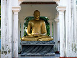 На Шри-Ланке за панибратство с Буддой трое туристов получили штраф и условный срок