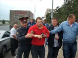 Михаил Яковлев после начала парада сел в машину и уехал, однако через несколько минут его автомобиль остановили полицейские. Организатора акции доставили в отделение Михаил Яковлев после начала парада сел в машину и уехал, однако через несколько минут его автомобиль остановили полицейские. Организатора акции доставили в отделение
