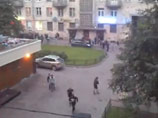 Очевидцы рассказали, что десятки молодчиков с закрытыми капюшонами лицами ворвались на веранду кафе "с воплями", и, "сметая все на пути", "отметелили всех подряд", пишет "Фонтанка.ru"
