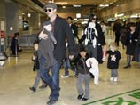 Анджелина Джоли и Брэд Питт с детьми, январь 2009 года