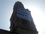 Эстонскому депутату не дают растянуть огромный плакат в поддержку Pussy Riot на границе с РФ Эстонскому депутату не дают растянуть огромный плакат в поддержку Pussy Riot на границе с РФ