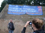 Жители эстонского города Нарва сорвали плакат в поддержку  Pussy Riot