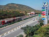 Катастрофа произошла в провинции Шэньси в 2 часа ночи по местному времени на территории города Яньань на участке скоростной автострады Баотоу-Маомин