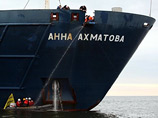 "Зеленые" из разных стран продолжают противостоять освоению нефтяных месторождений Арктики - активисты не дают рабочим отправиться на российскую платформу "Приразломная", приковав себя к якорной цепи судна "Анна Ахматова"
