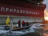 Активисты Greenpeace снова вредят "Газпрому" - приковали себя к "Анне Ахматовой"