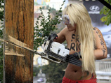 Именно Femen подали дурной пример, спилив бензопилой памятный крест в память жертв сталинских репрессий в центре Киева в день оглашения приговора трем участницам российской женской группы Pussy Riot