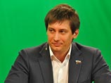 Думский депутат-эсер Дмитрий Гудков, как и обещал, обнародовал в своем "Живом журнале" в понедельник первую часть "компромата" на коллег-единороссов, которые вознамерились в начале осенней сессии лишить неприкосновенности его отца Думский депутат-эсер Дмитрий Гудков, как и обещал, обнародовал в своем "Живом журнале" в понедельник первую часть "компромата" на коллег-единороссов, которые вознамерились в начале осенней сессии лишить неприкосновенности его отца