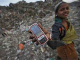 В Кашмире на северо-западе Индии неустановленные лица предупредили, что застрелят любую девушку, если та будет пользоваться мобильным телефонам в общественном месте