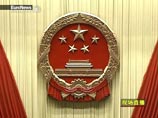 Китаец в Пекине сорвал флажок с машины японского посла и убежал Китаец в Пекине сорвал флажок с машины японского посла и убежал