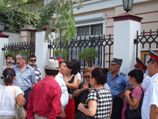 Реакция Белоруссии возмутила киргизскую общественность - в акции у посольства принимало участие 200-250 человек