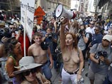 В качестве примера существования в современном обществе различных ограничений, налагаемых по гендерному признаку, участники организации привели запрет - законодательный ли или негласный - на демонстрацию обнаженной женской груди В качестве примера существования в современном обществе различных ограничений, налагаемых по гендерному признаку, участники организации привели запрет - законодательный ли или негласный - на демонстрацию обнаженной женской груди