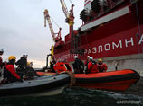 Пятидневное противостояние нефтяников "Газпрома" и экологов закончилось поражением для Greenpeace: судно "Анна Ахматова" с рабочими пришвартовалось к платформе вопреки стараниям "зеленых"