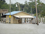 "Исаак", прошедший над юго-востоком штата Луизиана и переквалифицированный из тропического шторма в ураган, обрушился на Новый Орлеан