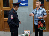 Цветы, возложенные у места самосожжения в новосибирской приемной ЕР, полиция выбросила в урну: нельзя мусорить