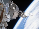 Американка и японец в открытом космосе не смогли заменить электрощит на МКС Американка и японец в открытом космосе не смогли заменить электрощит на МКС