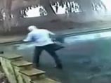 Инцидент произошел в Падси в Западном Йоркшире и был запечатлен на камеры наружного видеонаблюдения. На записи видно, как 55-летний Бернард Уильямс, подъехав к дому в проливной дождь, выбегает из машины