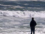 В один из последних дней перед отъездом семьи домой разыгрался сильный шторм. Шумилов и его родные уже собирались уходить с пляжа, когда заметили на воде двух детей - волны затягивали подростков все дальше в море