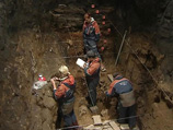 Они были найдены российскими археологами в Денисовой пещере на Алтае и поразительно хорошо сохранились благодаря холодному климату