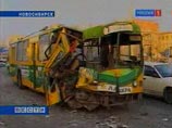 В Новосибирске троллейбус врезался в пятиэтажку