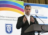 Дмитрий Медведев заверил, что планов по сокращению бюджетные места в российских вузах у правительства нет, хотя тут же оговорился, что "вопрос изучается"