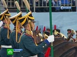 Торжественное открытие международного военно-музыкального фестиваля "Спасская башня" состоится в субботу на Красной площади в Москве, в церемонии примут участие военные оркестры более чем из 12 государств